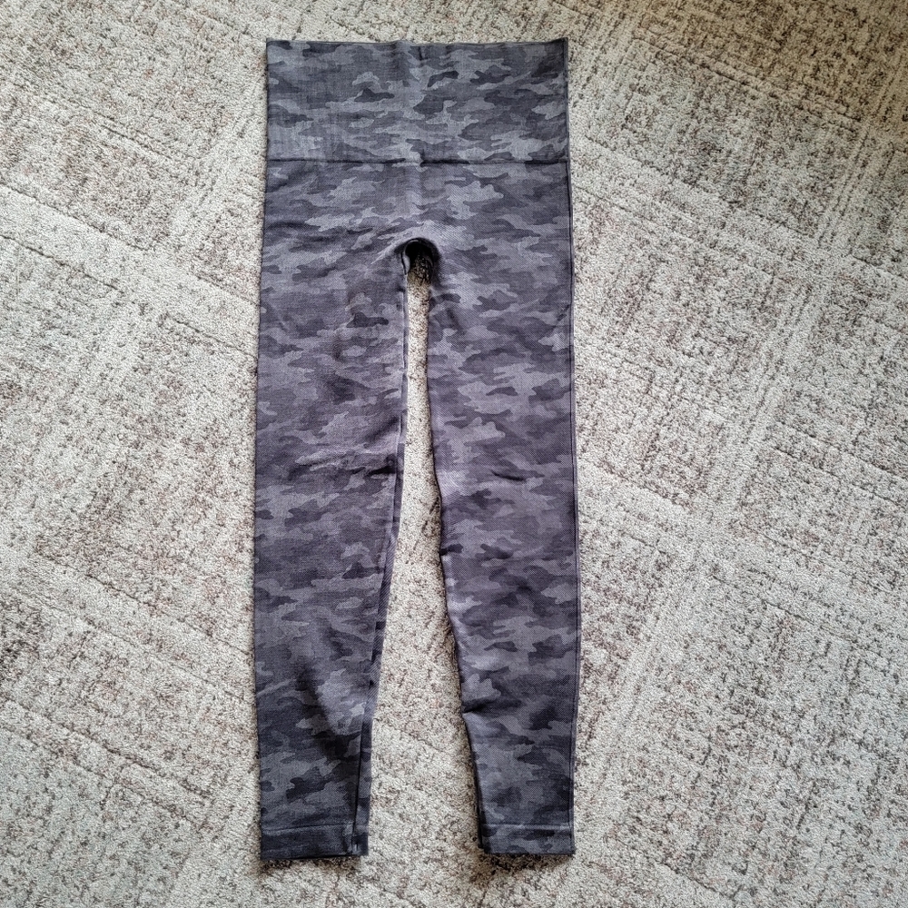 Spanx‎ Look at Me Now Seamless Leggings Black Camo Large
